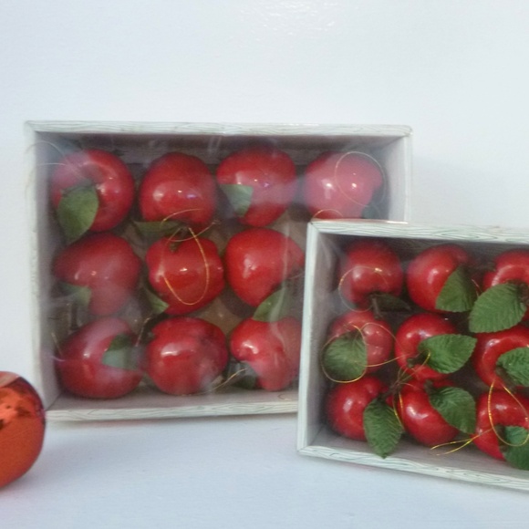 2 BOXES CRATE O' APPLES - GLOSSY RED APPLE ORNAMENTS BRADFORD FARMSw/BONUS BELL - Picture 1 of 13
